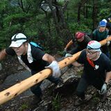 杉丸太担ぎ、坂道駆け登る　足利で「石尊山の梵天祭り」　200人が五穀豊穣祈願