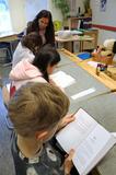 「紙の教科書」復活進む