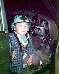 戦隊ヒーローのヘルメットをかぶった４歳ごろの弘幸さん