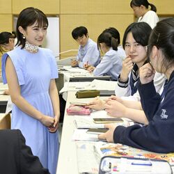 タレント井上咲楽さんが宇都宮で「新聞塾」　高校生100人に新聞の魅力伝える　「頼りになる情報源一つ持って」