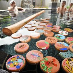 湯船にヒノキ浮かべ…“長い木”してね　真岡いがしら温泉おふろｃａｆｅ、23日まで