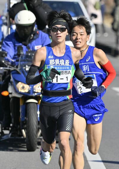 那須塩原Ａ１区の吉川（中央）がラストスパートで２位の足利Ａ・小林を突き放す＝壬生町、磯真奈美撮影