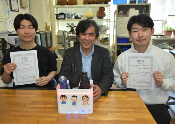 装置を開発した蓮田教授（中央）と研究室の学生