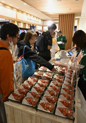 特別価格で販売されたイチゴを買い求める来店客ら＝17日午前、東京都墨田区