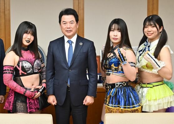 佐藤市長（左から２人目）に大会をＰＲした３姉妹