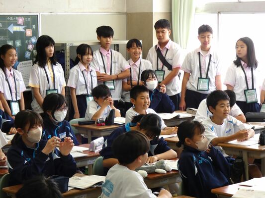 教室の後ろで授業を見学する台湾の生徒