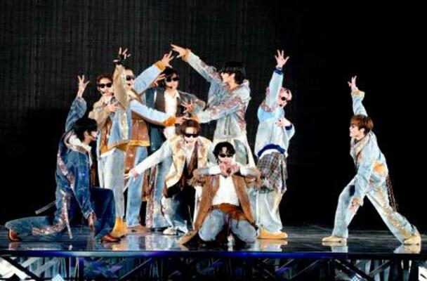 　ライブでパフォーマンスをする「Ｓｎｏｗ　Ｍａｎ」のメンバー＝東京都文京区の東京ドーム