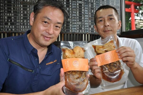 コラボ商品を手にする樋山社長（左）と福田副社長