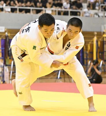 柔道男子個人90キロ級２回戦　白鴎足利の波多野（右）が内股すかしで一本を奪う＝岡山市のジップアリーナ岡山