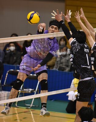 第２セット、レーヴィスの劉がスパイクを決める＝ＤＡＩＫＹＯアリーナ佐野