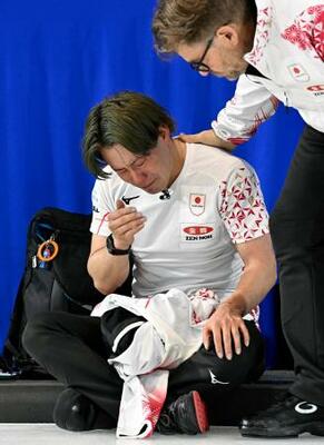　男子プレーオフで中国に敗れて五輪出場を逃し、涙を流す小泉＝ケロウナ（共同）