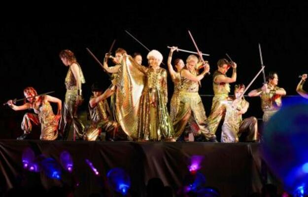 　浜崎あゆみ（中央）のパフォーマンス＝東京都調布市