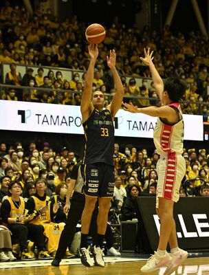 延長1分、ブレックスのエドワーズが3点シュートを決める=ブレックスアリーナ宇都宮