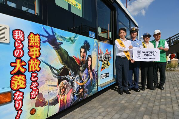 お披露目された「信長の野望」ラッピングバスと早川市長（左）ら