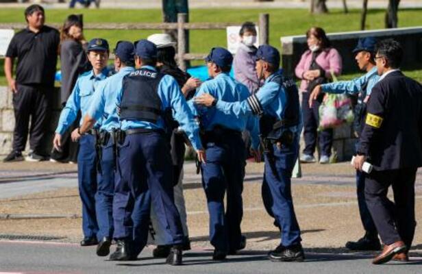 奈良地裁の建物に近づいた男性を制止する警察官=28日午後1時1分