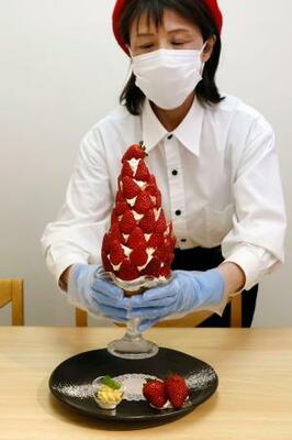 　道の駅「大和路へぐり」の奈良県産イチゴ「古都華」を使用した大きなパフェ＝２月、奈良県平群町
