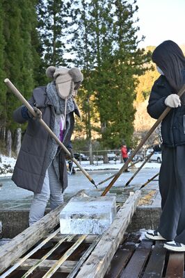 製氷池から引き上げられ、レールを滑る天然氷