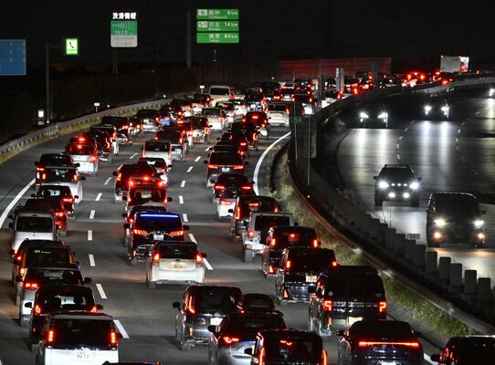 帰省先などからのＵターンラッシュで渋滞する東北自動車道上り線＝３日午後５時15分、栃木市藤岡町都賀