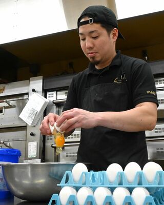 卵を使って仕込み作業を行う大濱さん＝11月中旬、宇都宮市鶴田２丁目