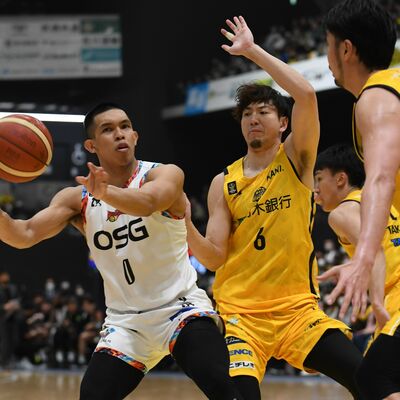 第２クオーター４分、ブレックスの比江島（右）が相手をマークする＝日環アリーナ栃木
