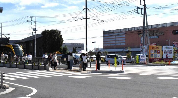 ＬＲＴの停留場を降り、ベルモールへ向かう人＝24日午後、宇都宮市内