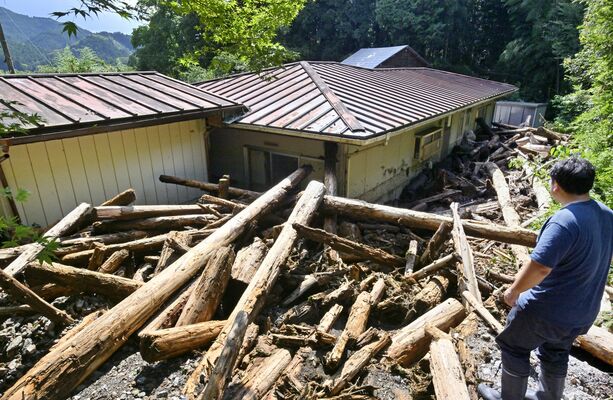 土砂と共に民家に押し寄せた大量の木々＝26日午後２時25分、鹿沼市引田