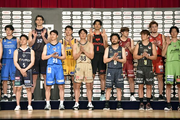 開幕を目前に控え勢揃いしたＢ１全24チームの主将ら＝東京都千代田区