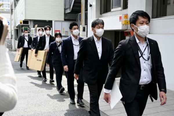 東亜建設工業横浜支店の家宅捜索に向かう神奈川県警の捜査員=14日、午前10時2分、横浜市中区