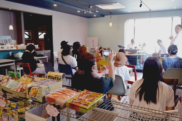 オープンを記念して開かれた音楽イベント。手前は駄菓子コーナー