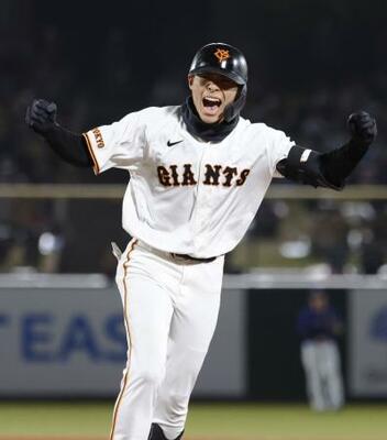 　７回、逆転２点打を放ちガッツポーズする巨人・平山＝長野