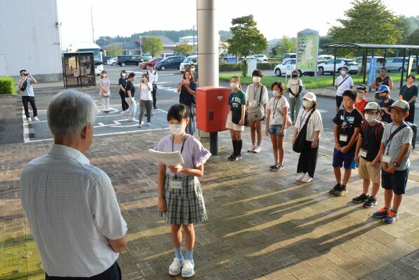 小森教育長（左）に代表で出発のあいさつをする阿部さん（手前）ら団員