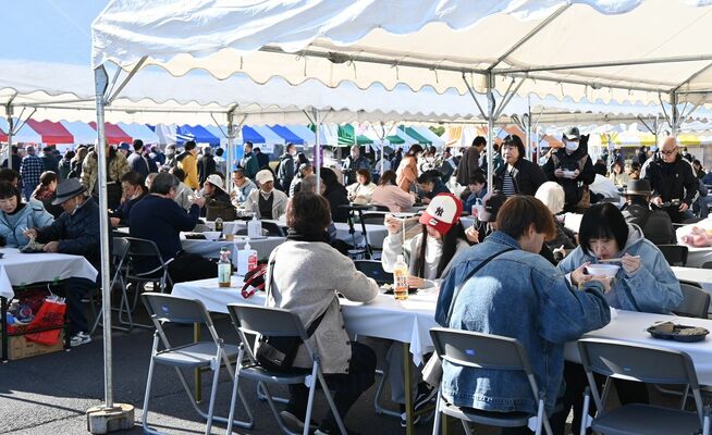 新そばを食べ比べる大勢の人でにぎわう会場