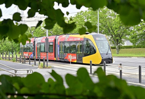 新緑の木々のそばをさっそうと走り抜ける列車＝９日午前８時10分、宇都宮市清原工業団地