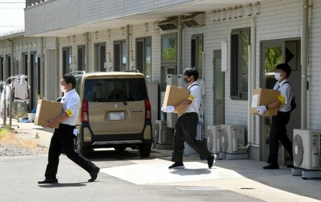 施設から資料を運び出す栃木労働局の職員＝2023年８月31日午後０時５分、真岡市東郷（画像は一部加工しています）