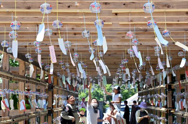 ずらりと並び涼やかな音色を響かせる風鈴＝２日午前10時30分、下野市下古山