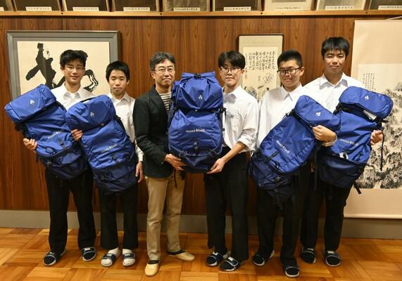 ザックを寄贈した浅井さん（左から３人目）と大田原高山岳部の生徒ら＝１５日午後、大田原市紫塚３丁目