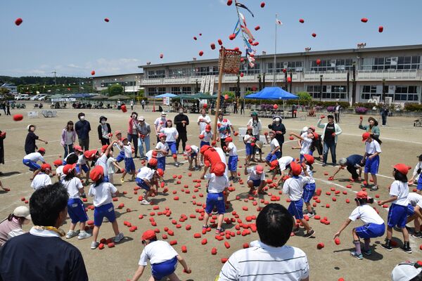 湯津上小で行われた閉校記念競技の玉入れ