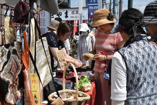 ２０１９年６月に開かれた第８回「１００円商店街」