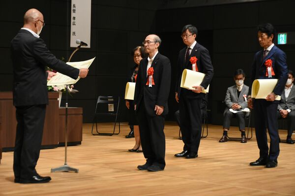 暴力追放功労の表彰を受けた団体の代表者（中央）ら