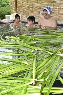 菖蒲湯を満喫する親子