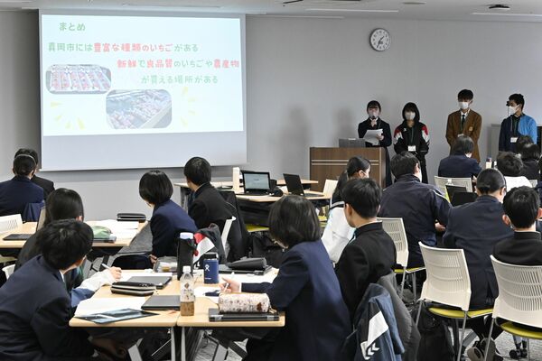 発見した市の魅力を発表する生徒