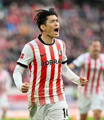 　ザンクトパウリ戦の前半、ゴールを決め喜ぶフライブルクの鈴木唯＝フライブルク（共同）