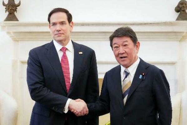握手を交わすルビオ米国務長官(左)と茂木外相=26日、ニューデリー(外務省提供・共同)