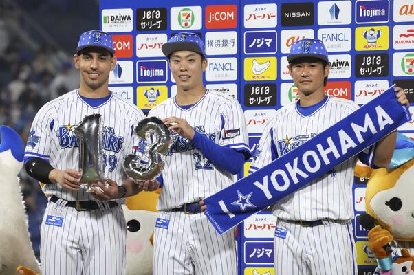 ２回無失点の好投でチームの本拠地１３連勝に貢献し、お立ち台に立った入江（中央）＝１７日の巨人戦