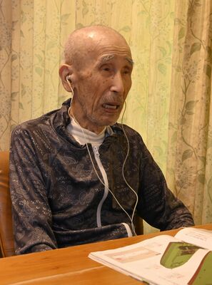 学徒動員された戦時中の体験を振り返る水野允氏さん＝８月上旬、塩谷町上寺島