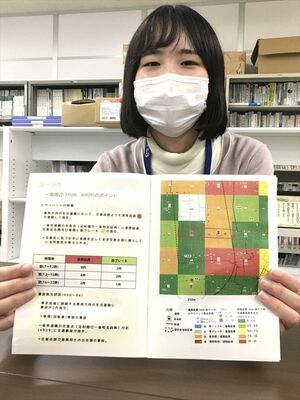 危険度に応じて色分けした地図を紹介する市担当者
