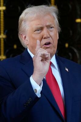 　記者団に話すトランプ米大統領＝２９日、米南部フロリダ州パームビーチ（ＡＰ＝共同）