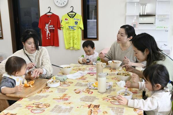 外国にルーツを持つ親子も参加する子育てサロン「Ｍｉｎｎａのいばしょ」のランチ会＝１月下旬、宇都宮市陽東４丁目