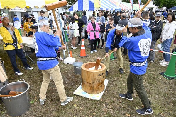 多くの来場者らが注目する中で行われた餅つきの実演