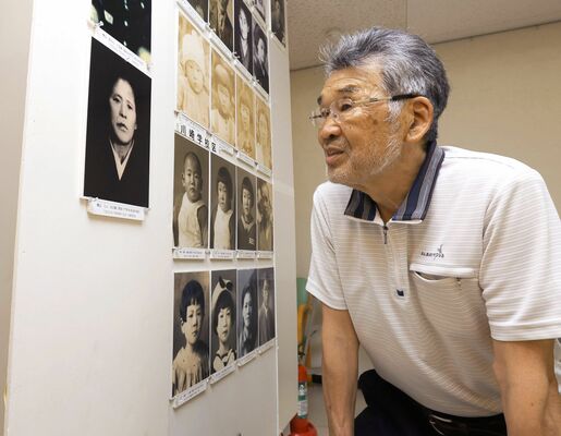 長岡戦災資料館で祖母リノさんの遺影を見つめる横山修次さん＝６月１８日、長岡市城内町２（撮影・金子悟）